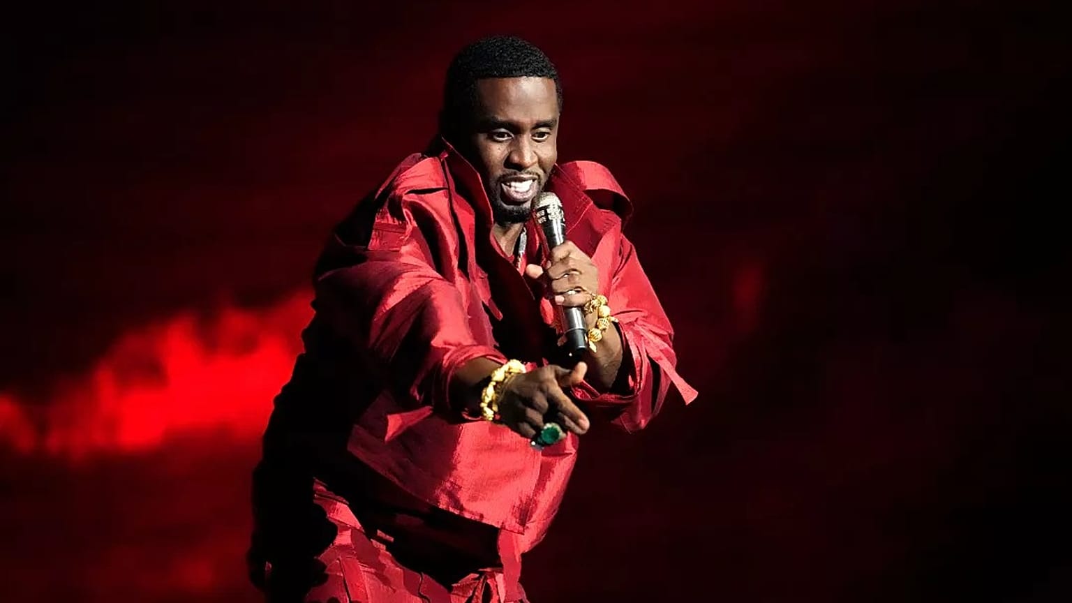 Sean "Diddy" Combs, Newark'ta düzenlenen MTV Video Müzik Ödülleri sırasında sahne alıyor, 12 Eylül 2023.