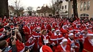 Hunderte Läuferinnen und Läufer nehmen am 17. Nikolauslauf in Michendorf in Deutschland teil. Am siebten Dezember 2025.