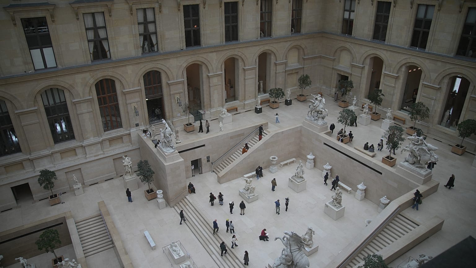 Visiteurs dans l'aile Richelieu du musée du Louvre, mercredi 19 novembre 2025 à Paris. (AP Photo/Christophe Ena)