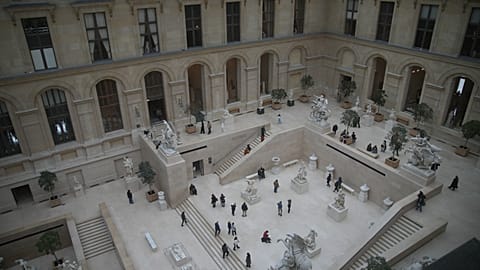 Visitantes na ala Richelieu do Museu do Louvre, quarta-feira, 19 de novembro de 2025, em Paris (AP Photo/Christophe Ena)
