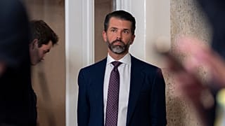 دونالد ترامب الابن يستمع بينما يتحدث والده، الرئيس دونالد ترامب، إلى القوات عبر الفيديو من ممتلكاته في مار-أ-لاجو بمناسبة عيد الشكر، يوم الخميس 27 نوفمبر 2025 في بالم بيتش