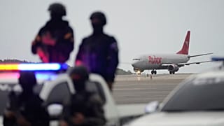 هواپیمای حامل پناهنده‌های اخراج شده