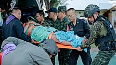 En esta foto difundida por el Ejército Real Tailandés, un soldado herido es trasladado a un hospital en la provincia de Sisaket, Tailandia, el 7 de diciembre de 2025.