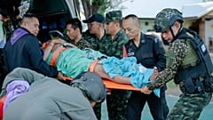 Un soldato thailandese ferito viene trasportato in un ospedale nella provincia di Sisaket, Thailandia, (7 dicembre 2025)