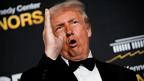 Präsident Donald Trump spricht auf dem roten Teppich vor den 48. Kennedy Center Honors, Sonntag, 7. Dezember 2025.