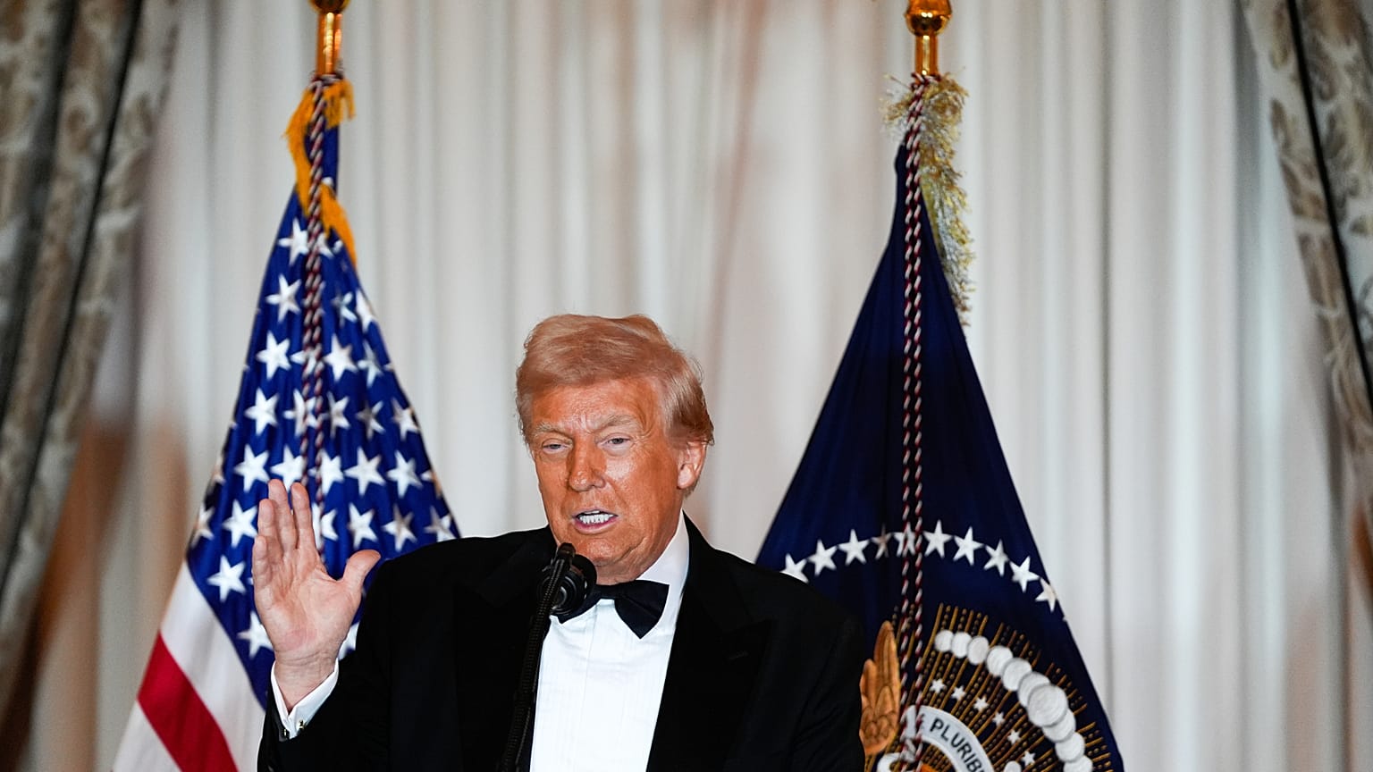 Le président Donald Trump s'exprime lors du 48e Kennedy Center Honors, dimanche 7 décembre 2025.