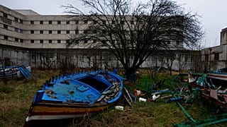 Il carcere di Opera a Milano ha ospitato nel 2024 un laboratorio di falegnameria per fare strumenti musicali con le barche di migranti: ieri però è stata teatro di un'evasione