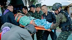 Tayland'da yaralanan bir asker hastaneye götürülürken