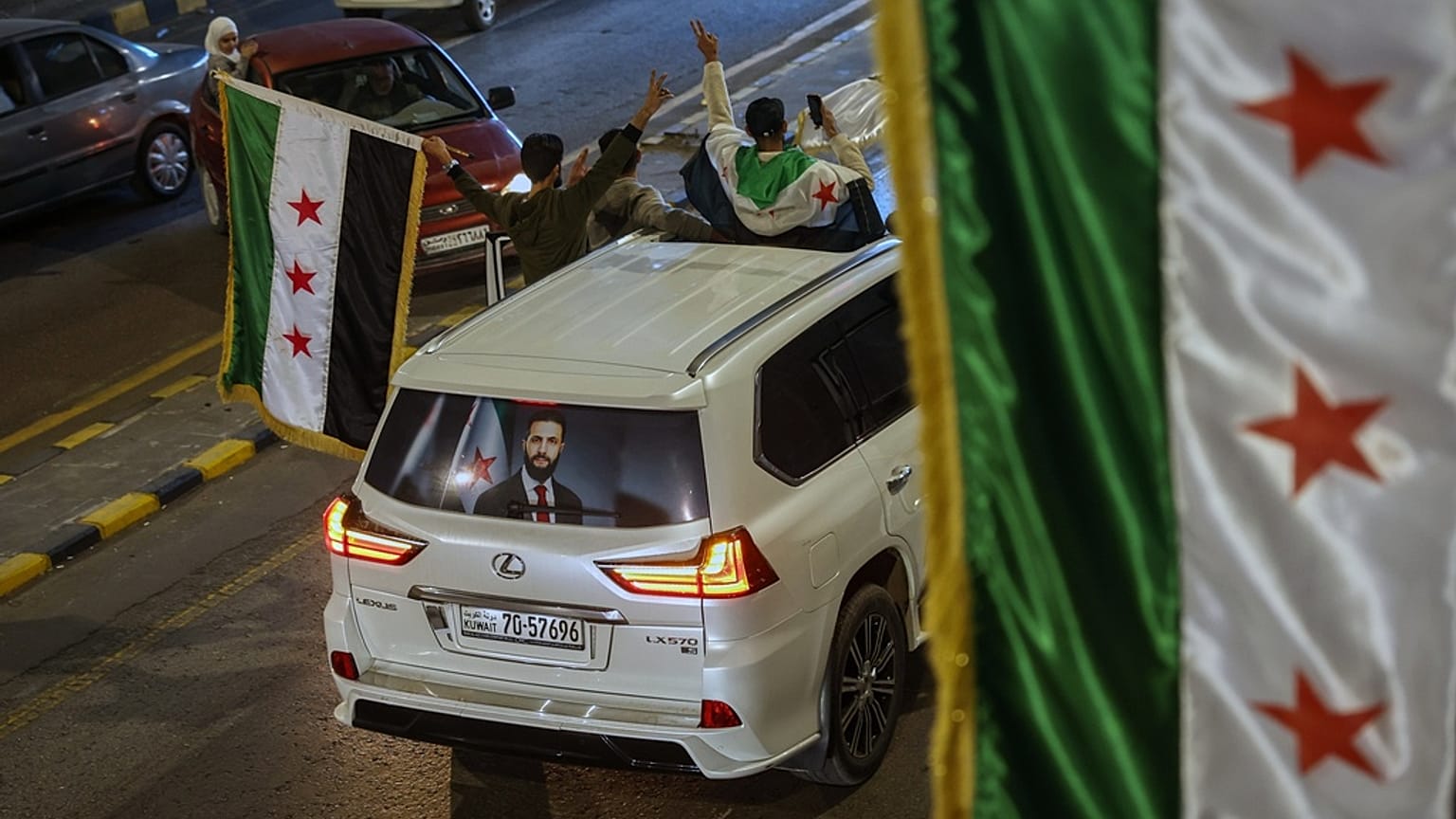 Il presidente siriano ad interim Ahmad al-Sharaa è ritratto su un'auto a Damasco, Siria, venerdì 5 dicembre 2025.