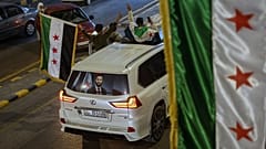 O presidente sírio interino Ahmad al-Sharaa é fotografado num carro em Damasco, Síria, sexta-feira, 5 de dezembro de 2025