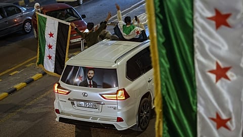 O presidente sírio interino Ahmad al-Sharaa é fotografado num carro em Damasco, Síria, sexta-feira, 5 de dezembro de 2025