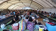 Taylandlı ve Kamboçyalı askerler arasındaki çatışmaların ardından evlerini terk eden Taylandlı siviller, Buriram eyaletindeki bir tahliye merkezinde dinleniyor.