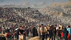 ARCHIVO - Varias personas transportan sacos y cajas de alimentos y ayuda humanitaria que fueron descargados de un convoy del Programa Mundial de Alimentos que se dirigía a la ciudad de Gaza. Junio de 2025