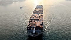 Çin'in doğusundaki Shandong eyaletinde bulunan Qingdao limanında bir konteyner gemisi seyrediyor. 30 Kasım 2025.