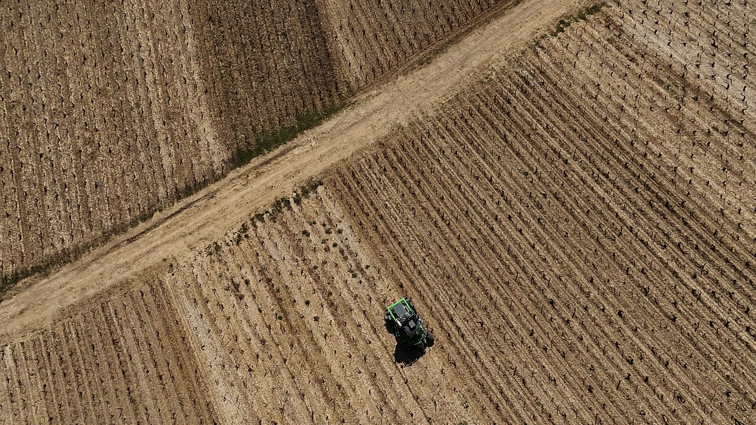Un tracteur roulant dans les vignobles de Chablis, en Bourgogne, dans l'est de la France, le jeudi 3 avril 2025.