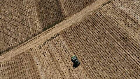 Un tractor circula por los viñedos de Chablis, en Borgoña, al este de Francia, el jueves 3 de abril de 2025.