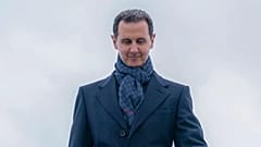 ARCHIVO: Bashar al-Assad desciende del avión a su llegada al aeropuerto de Vnukovo en Moscú, el 14 de marzo de 2023.