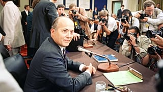 جان پویندکستر، مشاور پیشین امنیت ملی آمریکا، روز پنج‌شنبه ۱۶ ژوئیه ۱۹۸۷ پیش از شهادت در کمیته‌های کنگره مربوط به ماجرای ایران-کنترا