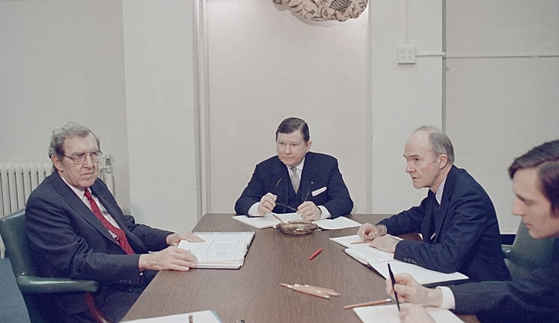 سه عضو کمیسیون تاور در حال تحقیق درباره ماجرای ایران-کنترا در ۲۰ فوریه ۱۹۸۷. از چپ: ماسکی، وزیر امور خارجه بازنشسته، جان تاور، سناتور ، و اسکاکرفت، مشاور امنیت ملی.