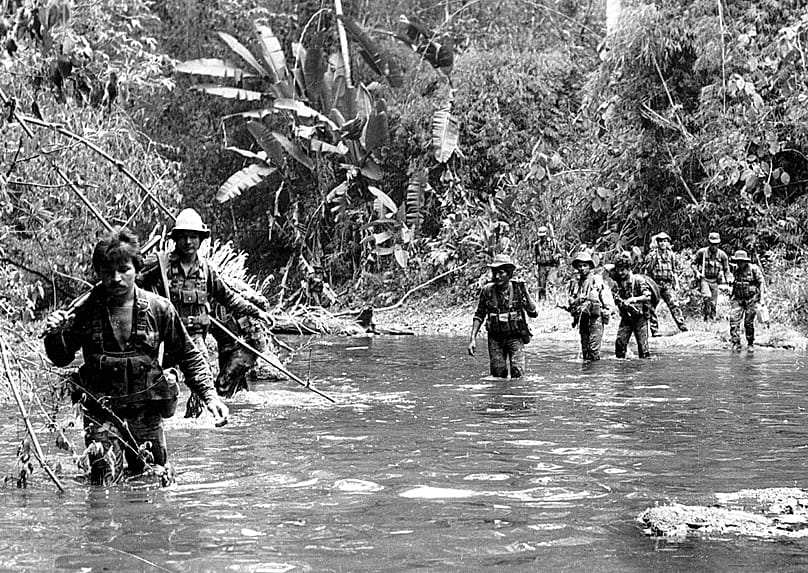 سربازان ارتش ساندینیستا در جریان رویارویی با «کنتراها» در شمال‌شرقی ماناگوآ، نیکاراگوئه به تاریخ  ۱۰ مه ۱۹۸۹