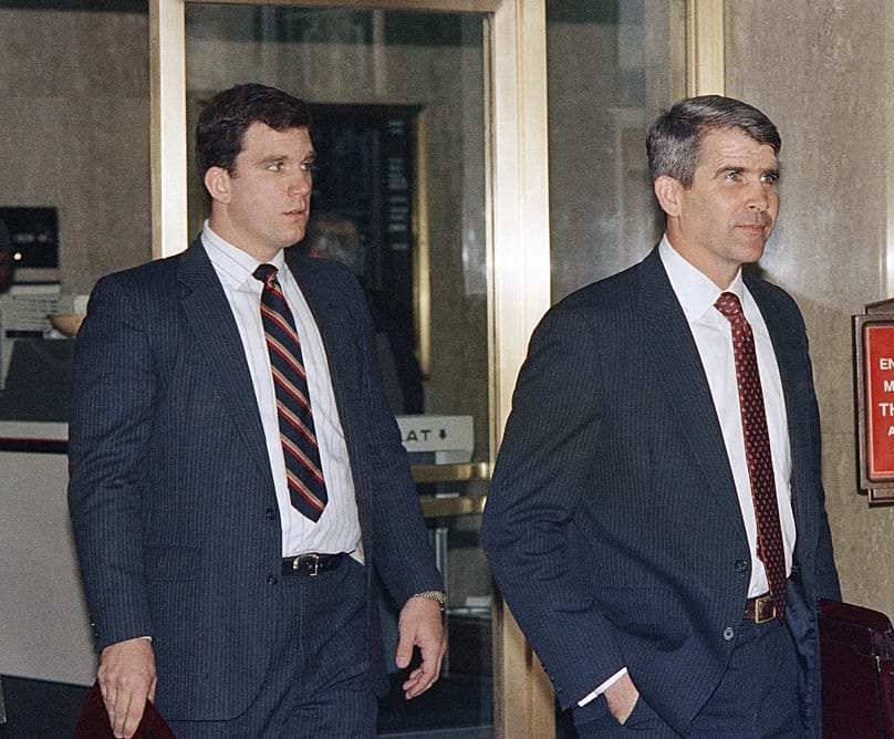 الیور نورث (چپ) و جان پویندکستر، مشاور پیشین امنیت ملی، روز ۲۵ مارس ۱۹۸۸ در دادگاه منطقه‌ای ایالات متحده در واشینگتن