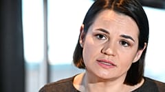 Sviatlana Tsikhanouskaya bir röportajda konuşuyor 