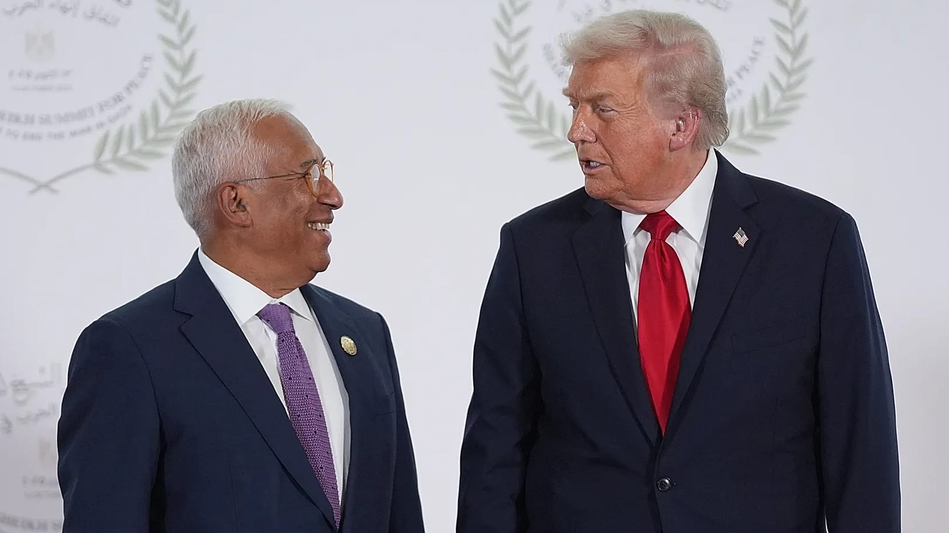 El presidente Donald Trump saluda al presidente del Consejo Europeo, Antonio Costa, 13 de octubre de 2025, Sharm El Sheij, Egipto.