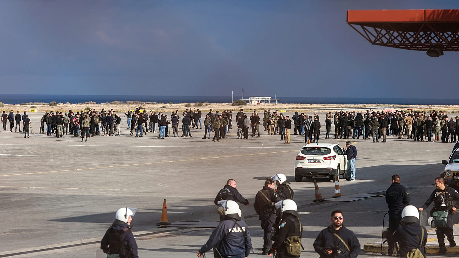 Los agricultores invaden el aeropuerto de Creta en Grecia