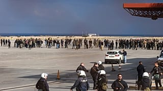 Los agricultores invaden el aeropuerto de Creta en Grecia