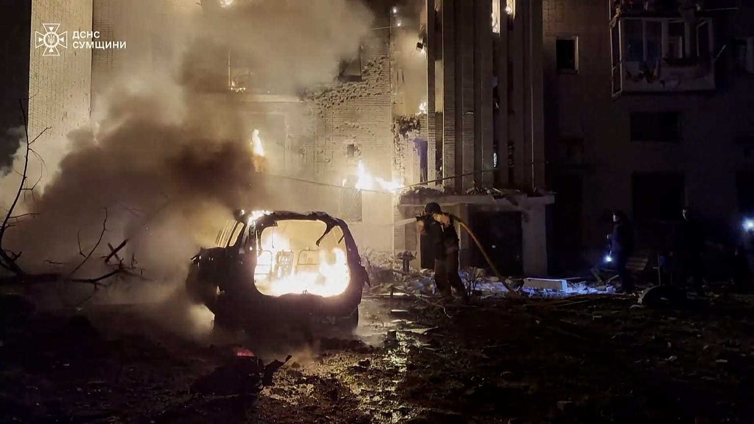 Feuerwehrleute löschten Brände, ausgelöst durch russische Drohnenangriffe.