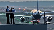 Polizeibeamte beobachten, wie Flugzeuge ihre Parkpositionen auf dem Frankfurter Flughafen einnehmen.