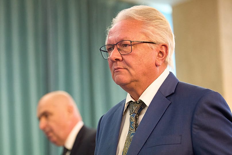 O primeiro-ministro romeno, Ilie Bolojan, chega para declarações à imprensa em Bucareste, a 3 de novembro de 2025