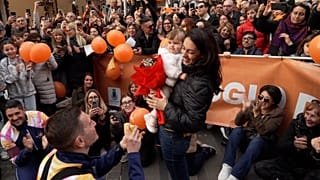 Le nageur italien Damiano Lestingi fait sa demande lors d'un événement de la Flamme olympique