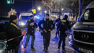 Rendőrök egy berlini késelés helyszínén