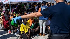 Des migrants attendent d'être transférés de l'île de Lampedusa, en Italie, le 15 septembre 2023.