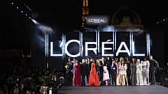 L'Oréal'in İlkbahar/Yaz 2023 hazır giyim koleksiyonu Paris'te sunuldu. 2 Ekim 2022.