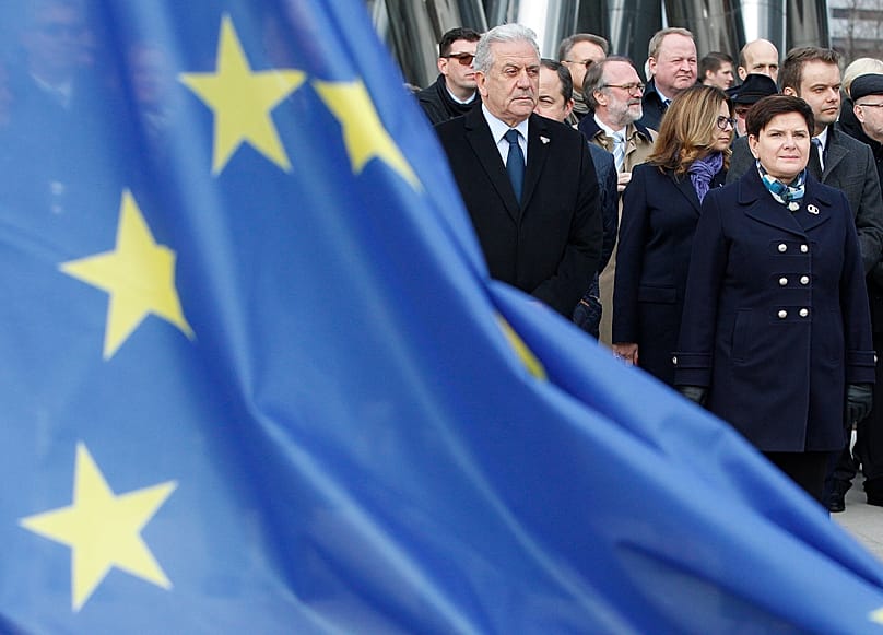 Komisarz UE Dimitris Avramopoulos i Premier Beata Szydło podczas ceremonii w Warszawie, gdzie Frontex otrzymał trwały status w Polsce, 21.11.2017r. (zdjęcie archiwalne).