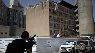 يصوّر صحفي مبنى في مركز سوروكا الطبي تعرّض لضربة بصاروخ إيراني، الخميس 26 يونيو/حزيران 2025، في بئر السبع، إسرائيل.