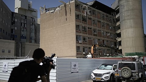 يصوّر صحفي مبنى في مركز سوروكا الطبي تعرّض لضربة بصاروخ إيراني، الخميس 26 يونيو/حزيران 2025، في بئر السبع، إسرائيل.