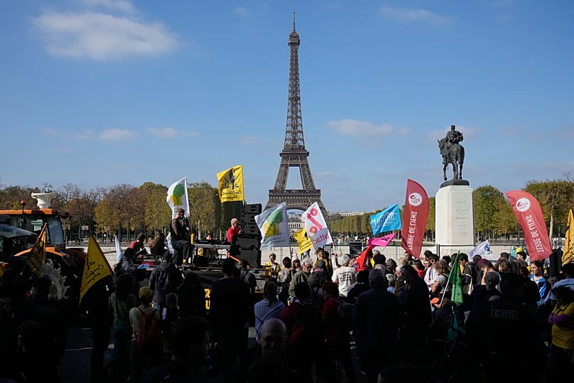 Francuscy rolnicy protestują przeciwko porozumieniu handlowemu Mercosur z krajami Ameryki Południowej we wtorek, 14 października 2025 r., w pobliżu Wieży Eiffla w Paryżu.