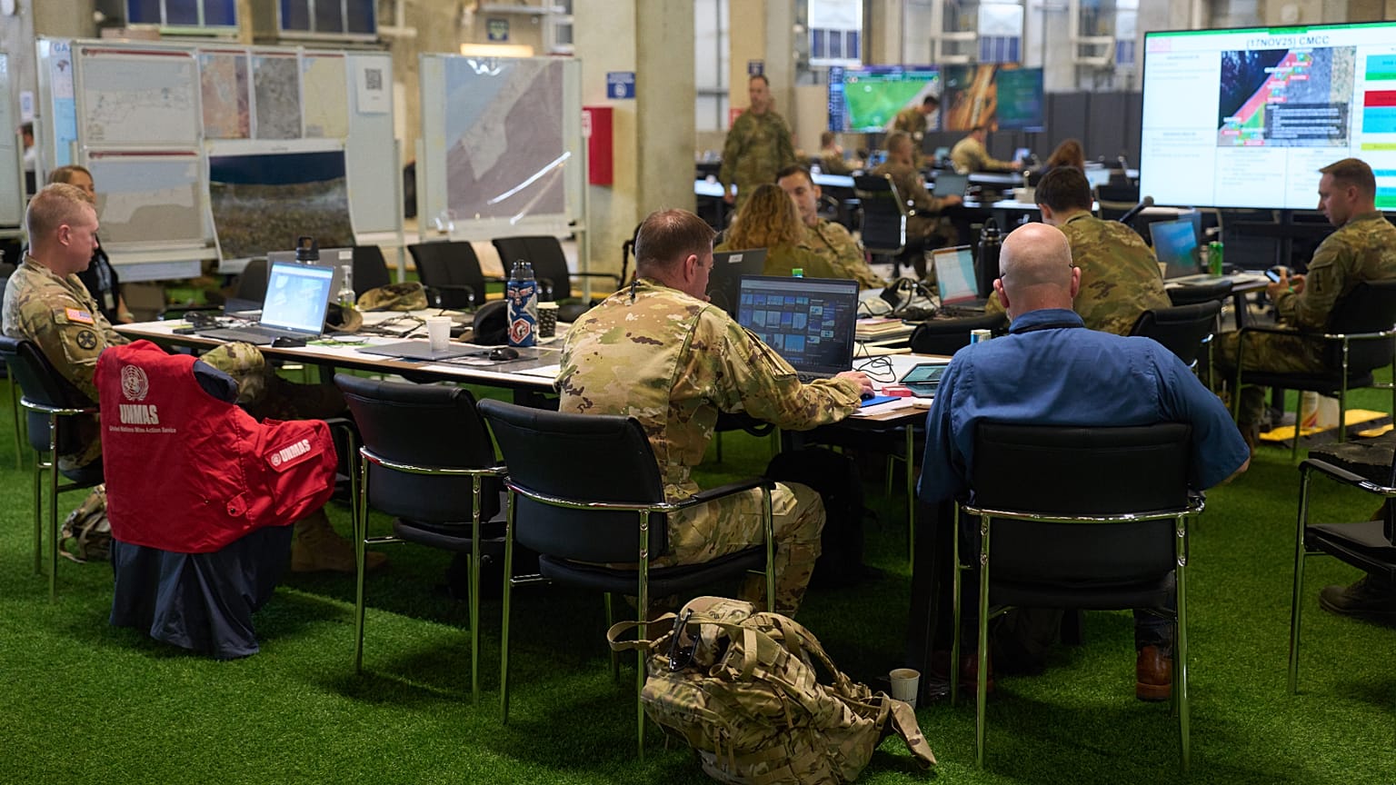 أفراد من الجيش الأمريكي ومسؤولون آخرون يراقبون شاشات تعرض صورًا لغزة في مركز التنسيق المدني العسكري في كريات جات، جنوب إسرائيل، يوم الاثنين، 17 نوفمبر 2025. AP Photo/Ariel S