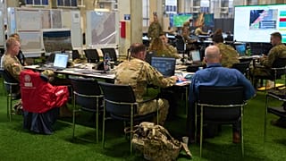 أفراد من الجيش الأمريكي ومسؤولون آخرون يراقبون شاشات تعرض صورًا لغزة في مركز التنسيق المدني العسكري في كريات جات، جنوب إسرائيل، يوم الاثنين، 17 نوفمبر 2025. AP Photo/Ariel S