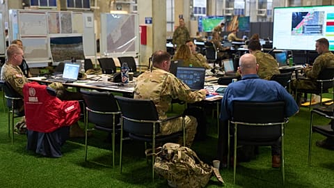 أفراد من الجيش الأمريكي ومسؤولون آخرون يراقبون شاشات تعرض صورًا لغزة في مركز التنسيق المدني العسكري في كريات جات، جنوب إسرائيل، يوم الاثنين، 17 نوفمبر 2025. AP Photo/Ariel S