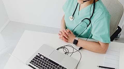 Esta IA reduce en un 29% el tiempo de redacción de notas de los médicos