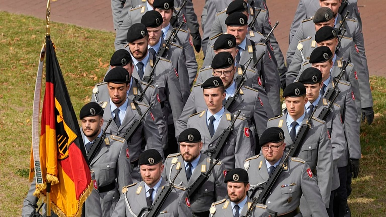 Rekruten der Bundeswehr am 4. September 2025 an einer Vereidigungszeremonie vor dem Landtag von Nordrhein-Westfalen in Düsseldorf