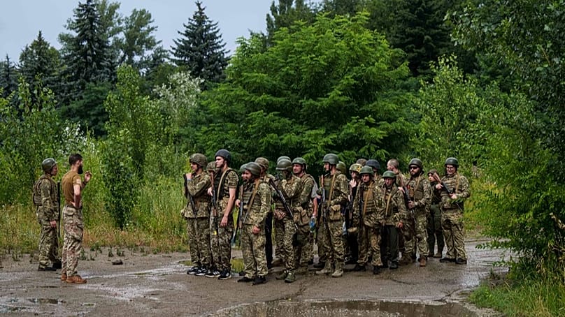 Rekruten der 3. ukrainischen Sturmbrigade am 16. Juli 2025 vor dem Training auf dem Polygon in der Region Kyjiw, Ukraine