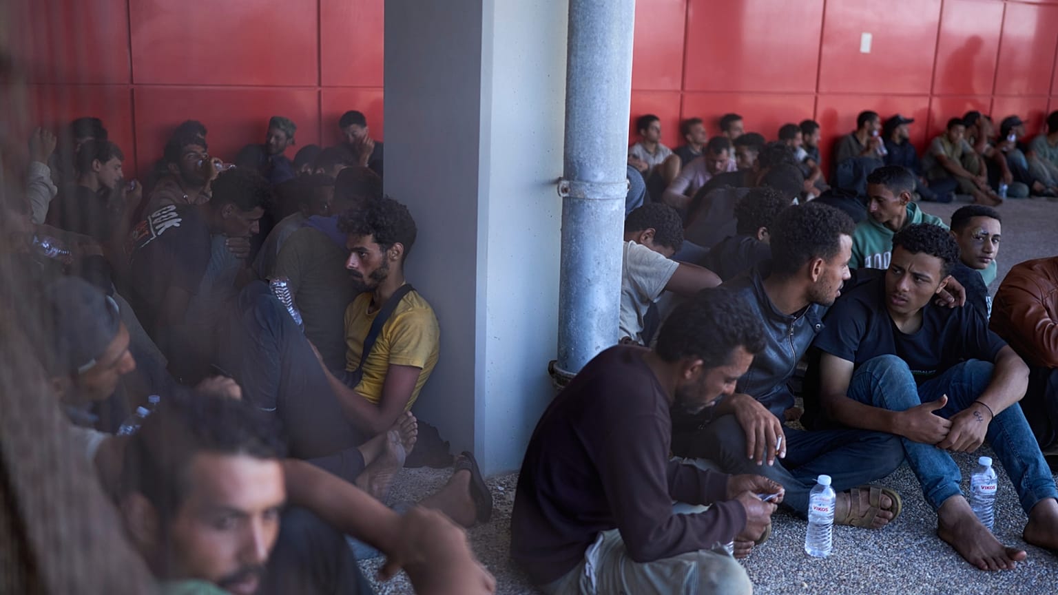 Krétától délre kimentett menedékkérők a görögországi Lavrio kikötőjében