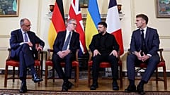 El alemán Friedrich Merz, el británico Keir Starmer, el ucraniano Volodymyr Zelenskyy y el francés Emmanuel Macron se reúnen en el número 10 de Downing Street, en Londres, el 8 de diciembre de 2025. 