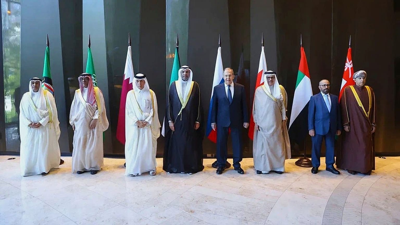 عکس آرشیوی از از چپ به راست: جاسم محمد البدیوی، دبیرکل شورای همکاری خلیج فارس، سفیر عربستان سعودی در روسیه، وزرای  امور خارجه قطر، کویت، روسیه، بحرین، امارات،