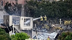 Avustralya Koolewong'da çıkan orman yangını sonrası itfaiyeciler olay yerinde incelemelerde bulunurken, 6 Aralık 2025